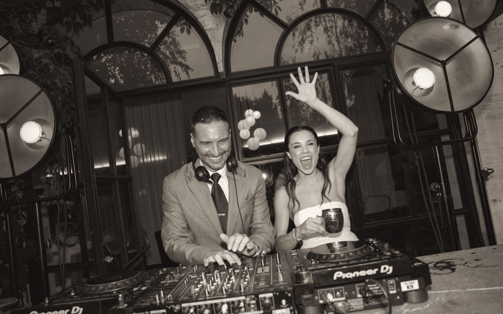 Noivos na cabine do DJ a festejar